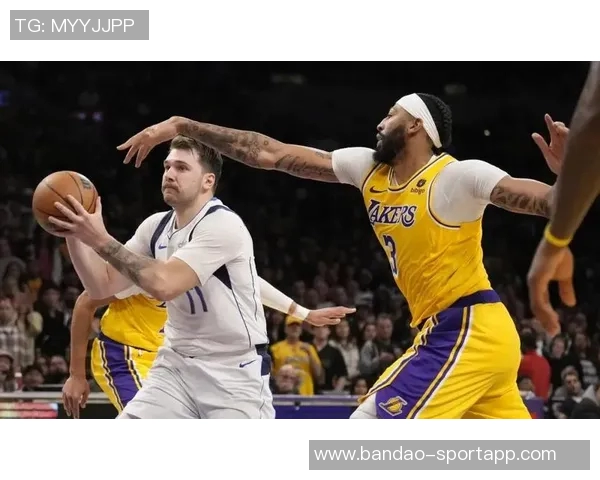 东契奇与浓眉赛后亲密互动揭示惊天交易背后的真相与友谊