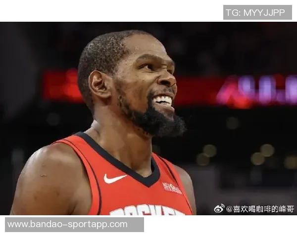 杜兰特幽默回应打球与刷推特的时间安排只需几秒钟轻松搞定